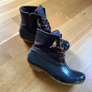 Adorable Sperry ankle boots, worn less than 10 times, perfect for fall!